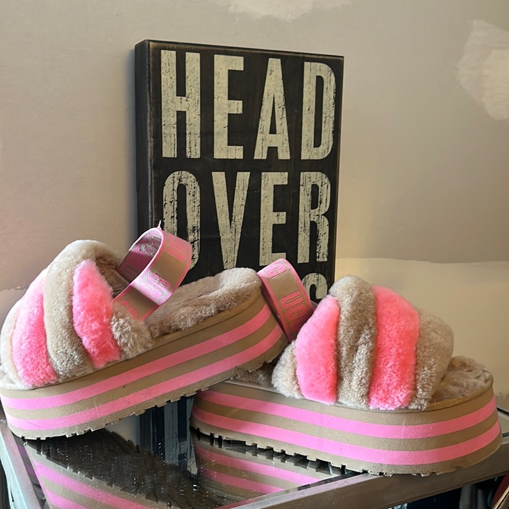 Women’s Ugg fuzzy slippers size 8